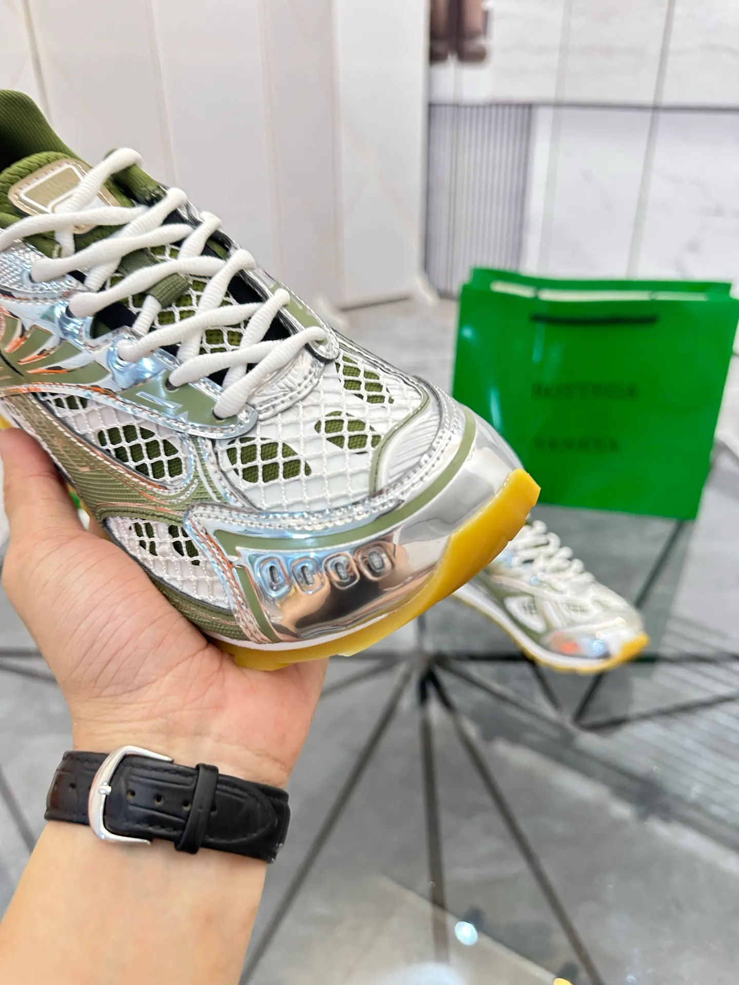 Factory men's shoes 💰: 620💰 (top version) BV Orbit sneakers Wang Yibo's same style couple's dad shoes Runner sneakers, made of lightweight technical mesh fabric. Matched with geometric pattern designed rubber outsole Wang Zha series high version Look for the package craftsmanship The actual height is much higher, but the legs are still slim. Very nice and playable and durable Matching to the standard 💯 Package shoe technology Look for the high version The outsole is made of color-blocked TPU outsole Women's model 35 36 37 38 39 40 41 (40 41 customized) Men's model 38 39 40 41 42 43 44 45. (Customized size 38 45.46) No. H345